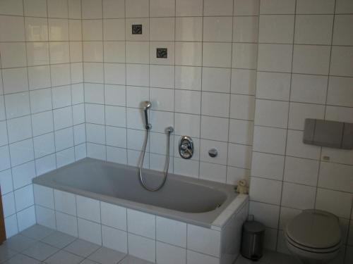 a bath tub in a bathroom with a toilet at Ferienwohnung Lautner in Zirndorf