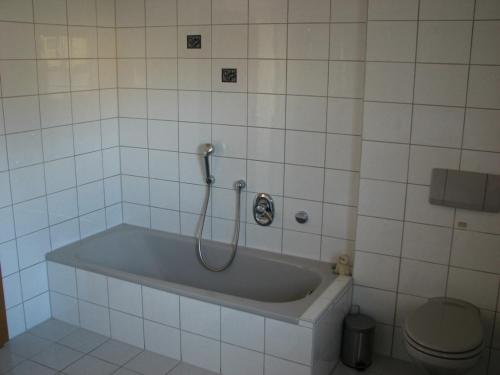 a bath tub in a bathroom with a toilet at Ferienwohnung Lautner in Zirndorf