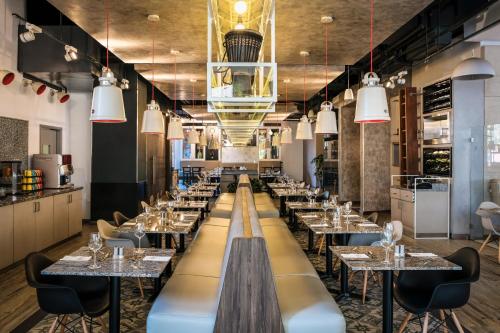 Un restaurante o sitio para comer en ibis Styles - Nairobi, Westlands