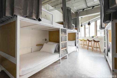 a bunk bed in a room with a kitchen at 109台北旅館-台北109青旅 109 Taipei Hotel - Taipei 109 Hostel in Taipei