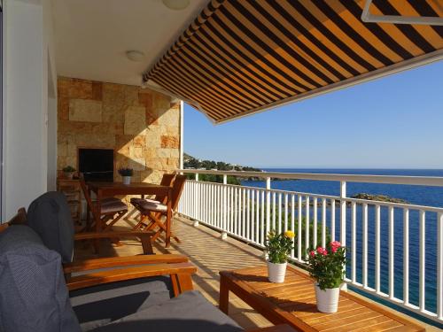 un balcón con vista al mar en Apartament Belvedere, en Roses