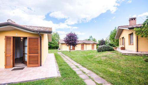 a row of houses in a yard at Le Macerine in Castiglione del Lago