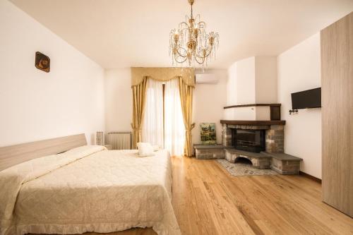 um quarto com uma cama e uma lareira em B&B Antares em Cittanova