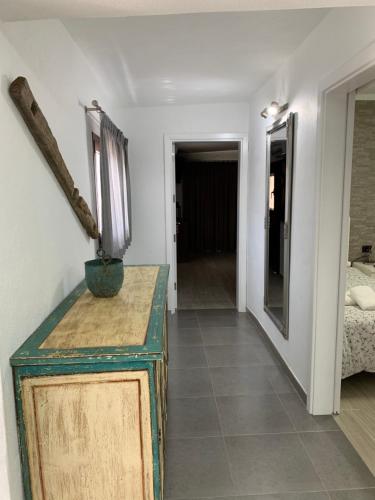 a room with a table and a bed and a mirror at Apartamentos Finca Wapa in Frontera