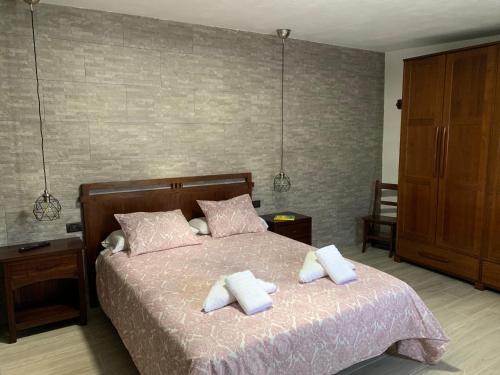 a bedroom with a bed with two pillows on it at Apartamentos Finca Wapa in Frontera