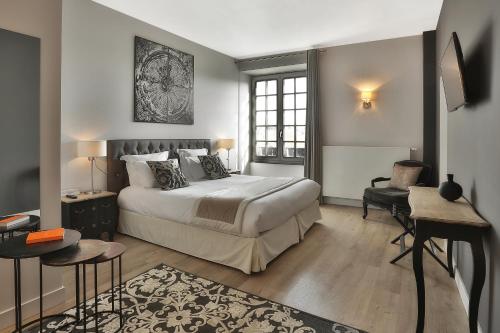 מיטה או מיטות בחדר ב-Hôtel Joyet de Maubec