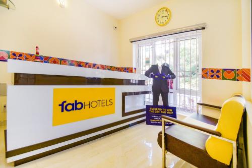 een kamer met een bordje in het midden van een kamer bij FabHotel Vinu Valley Resorts in Ooty