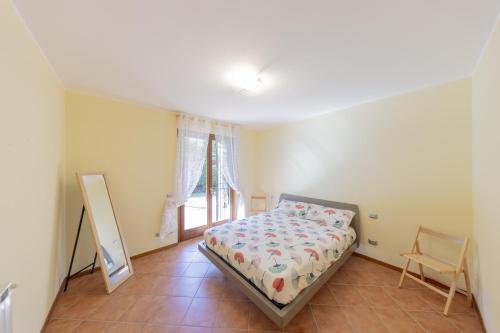 ストレーザにあるRiva del Soleのベッドルーム1室(ベッド1台、窓、鏡付)