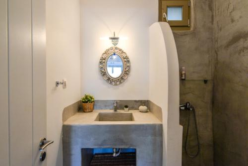 Ένα μπάνιο στο Miramare Suites Mykonos