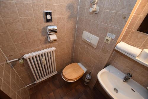 uma pequena casa de banho com WC e lavatório em AB Apartment 08 em Stuttgart
