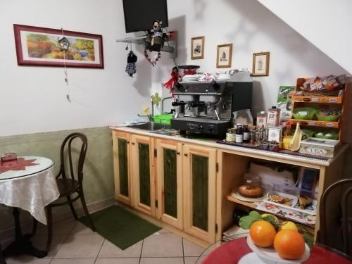 eine Küche mit einer Theke und einer Kaffeemaschine in der Unterkunft Anticarua B&B in Opi