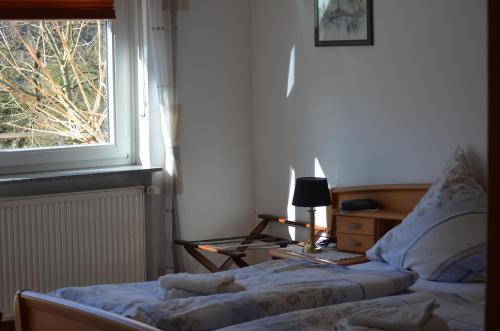a bedroom with a bed and a window at Weingut Sauer-Kettermann in Enkirch
