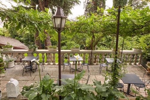 a patio with tables and chairs and a street light at Residenza Ca' degli Enzi in Verona