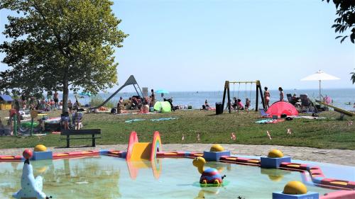 un parc aquatique avec une piscine où des gens jouent dans l'établissement Markermeerlogies, à Bovenkarspel