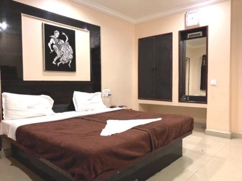una camera con un grande letto di Hotel Okasu a Raipur