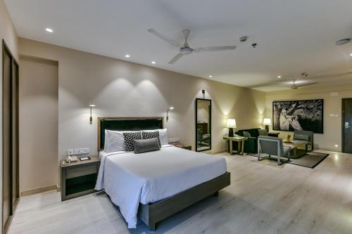 Postel nebo postele na pokoji v ubytování Sun-n-Sand Suites, Shirdi