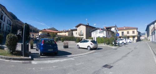 una calle con dos coches estacionados en un estacionamiento en Casa Mysa - Apartment, en Costa di Mezzate