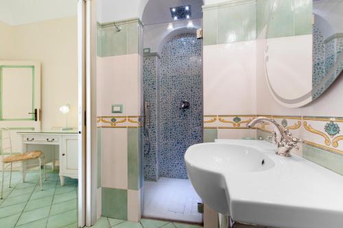 un baño con lavabo y ducha en La Sorgente del Sole, en Positano
