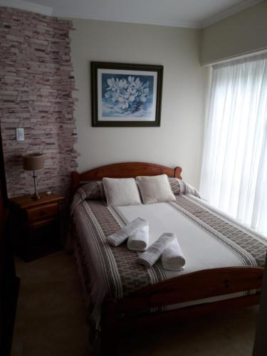 a bedroom with a bed with towels on it at Depto en La Vicente! in Olavarría