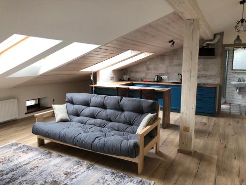 ein Wohnzimmer mit einem blauen Sofa im Loft in der Unterkunft Apartment in Lwiw