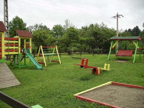 a playground with many different types of playground equipment at Vila Alisa in Bran