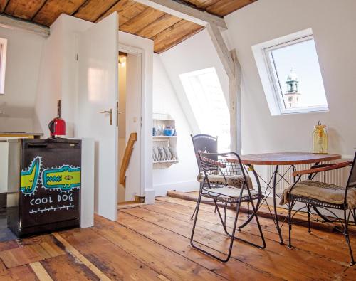 eine Küche und ein Esszimmer mit einem Tisch und Stühlen in der Unterkunft Zimmer Und Aussicht in Friedrichstadt