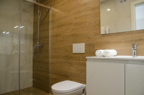 y baño con ducha, aseo y lavamanos. en Antónia's house, en Ponte de Lima