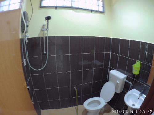 bagno con doccia e servizi igienici. di Semarak Beach Inn a Dungun