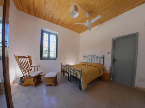 1 dormitorio con cama y techo de madera en La Casa del Miele di Borgo Carbone, en Locri
