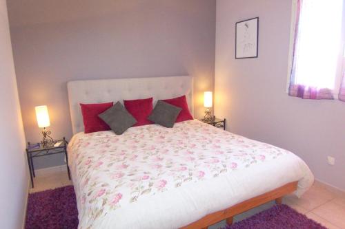 um quarto com uma cama grande e almofadas vermelhas em CELESTE em Capo