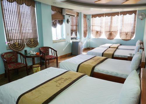Giường trong phòng chung tại Khách Sạn Ngọc Ly 3