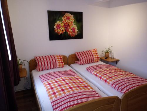 two beds sitting next to each other in a room at Pension Chapeau-Claque in Cochem