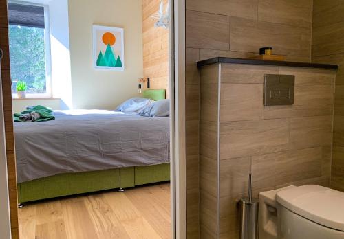 Habitación con baño con cama y aseo. en Apartment Maya, La Praz, Chamonix Mont Blanc en Chamonix-Mont-Blanc