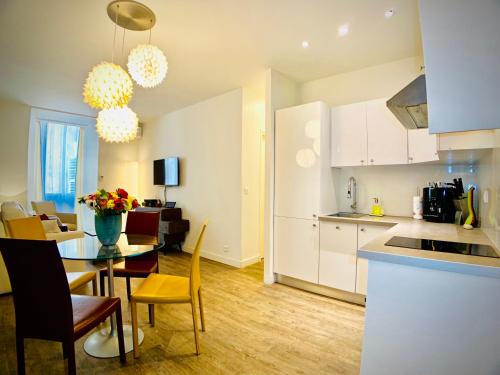 une cuisine et une salle à manger avec une table et une salle à manger dans l'établissement Apartment Massena, à Nice