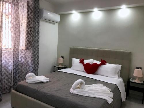 een slaapkamer met een bed met twee zwanen erop bij Nel Cuore di Napoli in Napels