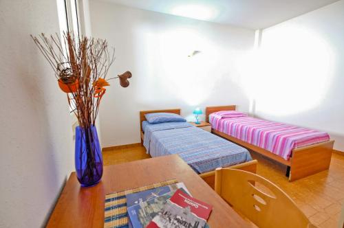 a living room with two beds and a table at De finibus terrae in Leuca