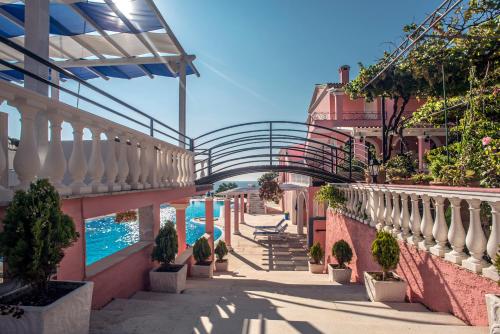Swimming pool sa o malapit sa Hotel Elena Ermones