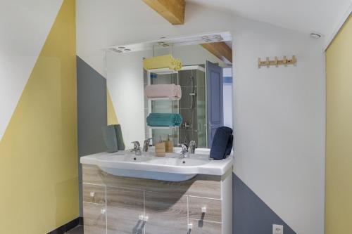 a bathroom with a sink and a mirror at Le Loft Nature Bien-Etre Piscine Chauffée Privée du Tarn entre Toulouse et Albi & Les Cottages du Tarn in Peyrole