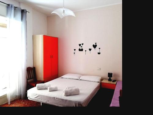 1 dormitorio con 1 cama y armario rojo en Afrodite Trapani en Trapani