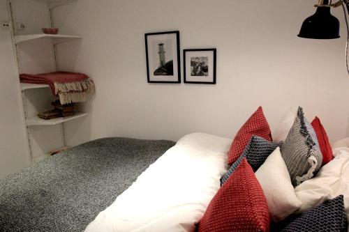 リスボンにあるCozy and quiet flat near Avenida da Liberdadeのベッドルーム(白いベッド、赤い枕付)