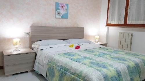 een slaapkamer met een bed met een bloem erop bij Casa Excalibur in Pisa