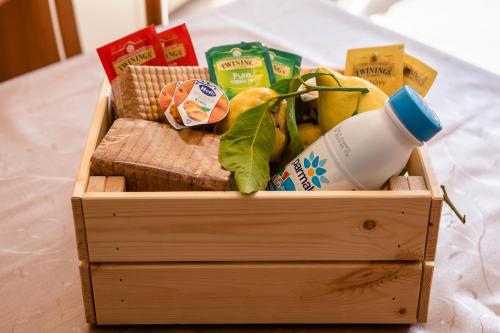 a wooden crate filled with food and a bottle of milk at Villa Sant'Alfonso in Scala