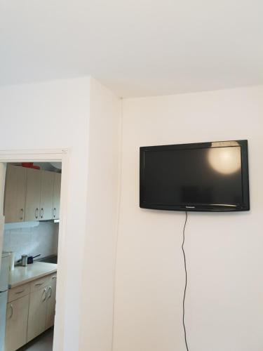a flat screen tv hanging on a wall at Zseki apartman in Hajdúszoboszló