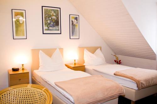 Un pat sau paturi într-o cameră la Hotel Alter Telegraf