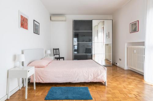 biała sypialnia z łóżkiem i biurkiem w obiekcie Cappuccino 36 House in Venezia w Mestre