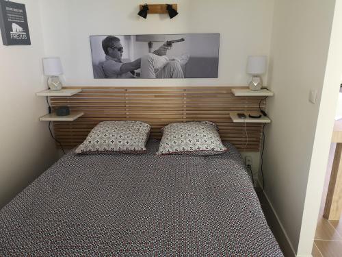 Giường trong phòng chung tại Appartement Sainte-Maxime, plage de la Nartelle
