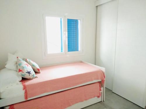 uma cama num quarto com uma janela em Playa 2 em Níjar