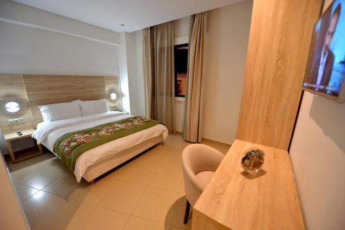 ein Hotelzimmer mit einem Bett und einem Tisch in der Unterkunft Hotel El Djenina in Tangier