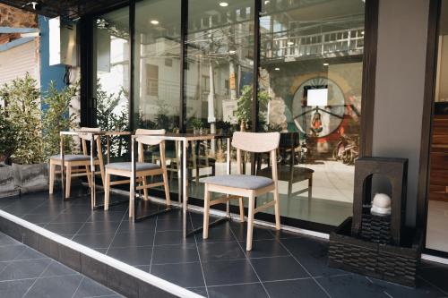 a table and chairs in front of a store window at The Aqua Kohphangan in Haad Rin