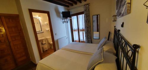 Posteľ alebo postele v izbe v ubytovaní Hostal la posada de Zocodover